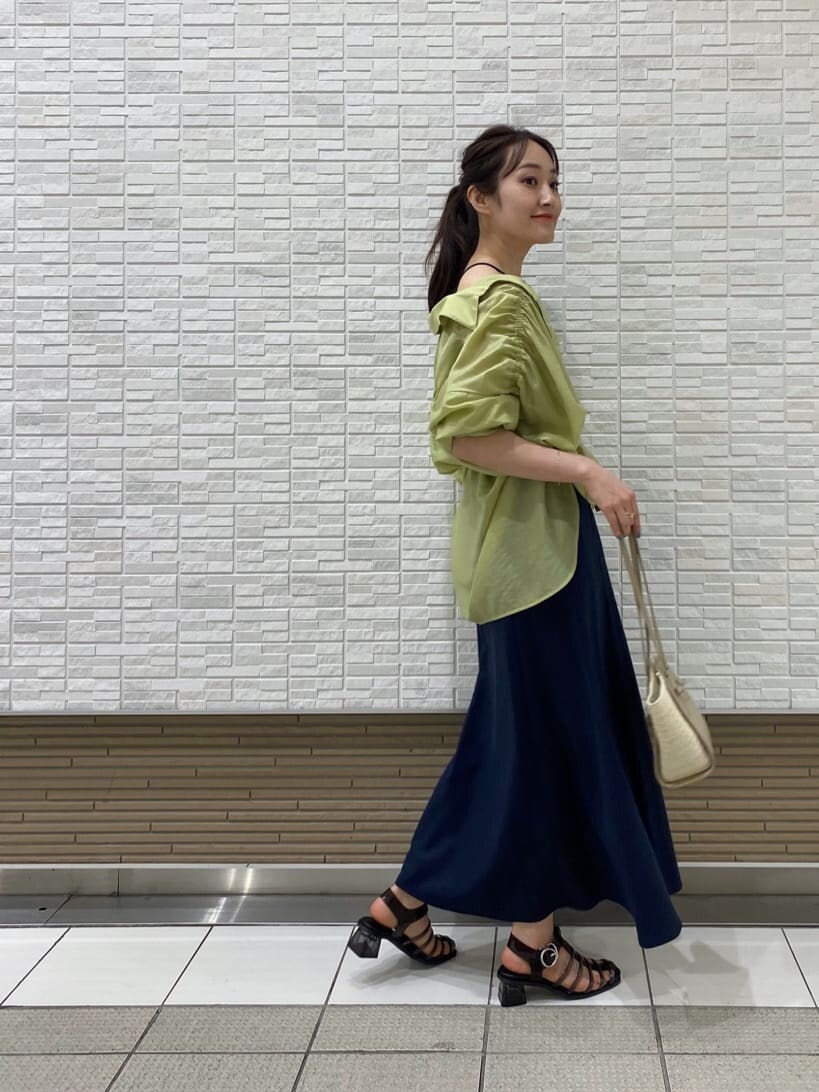 ブラック系のキャミソール、ブラック系のサンダル、イエロー系のシャツ/ブラウスを着用したレディースの春コーディネートの3枚目の写真