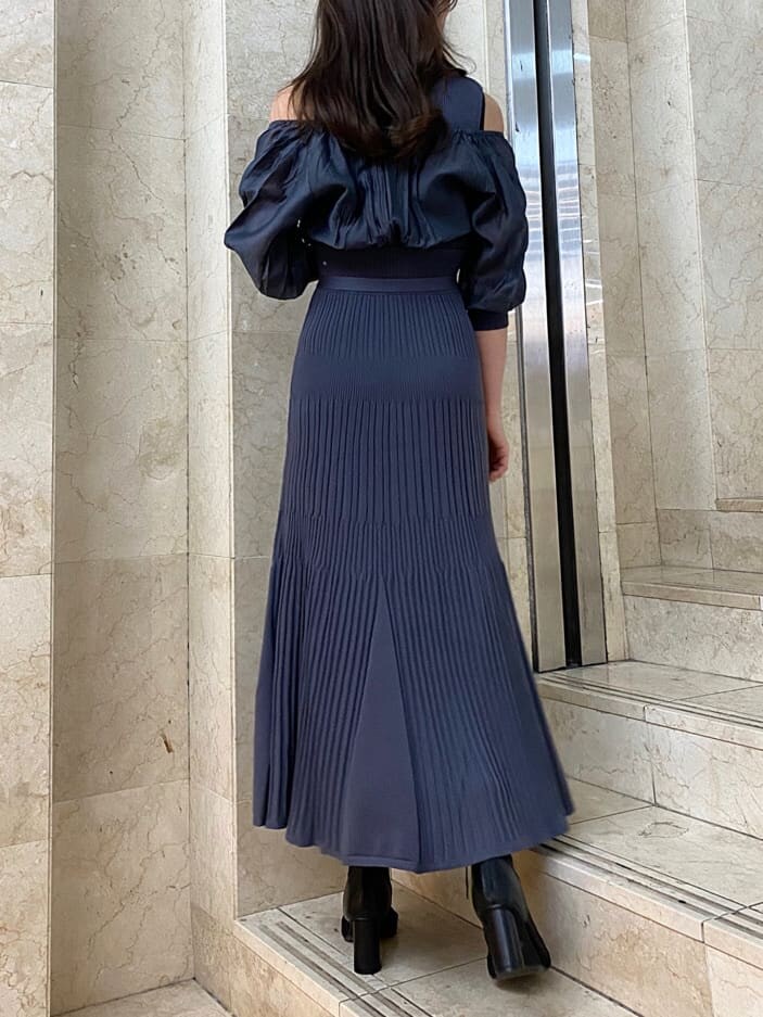 ブルー系のワンピース、ブラック系のその他シューズ、ブルー系のカチューシャを着用したレディースの冬コーディネートの3枚目の写真