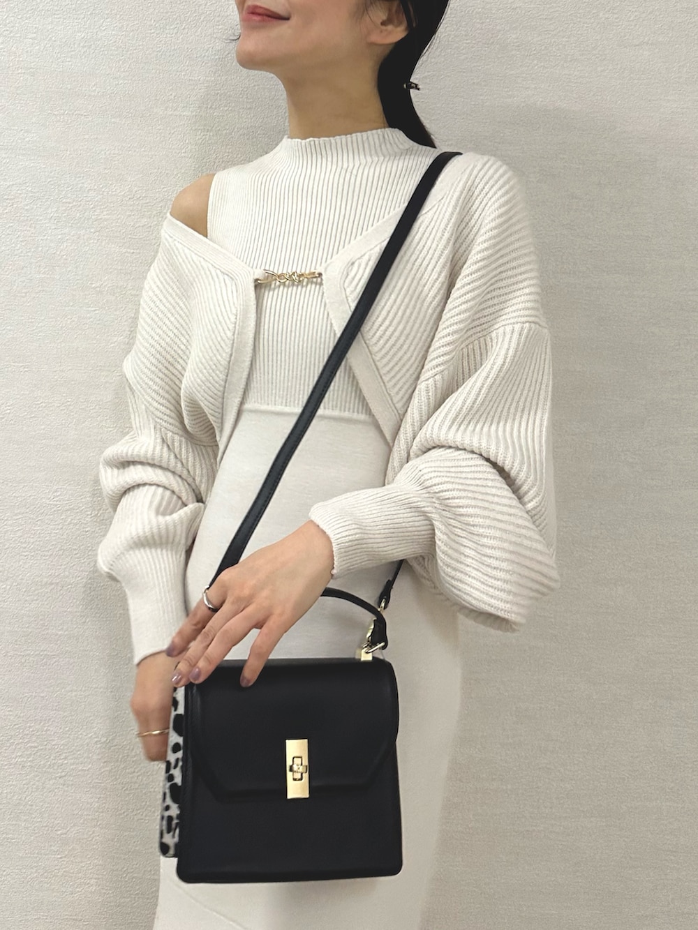 ホワイト系のワンピース、ブラック系のハンドバッグ、ブラック系のローファーを着用したレディースの秋コーディネートの6枚目の写真