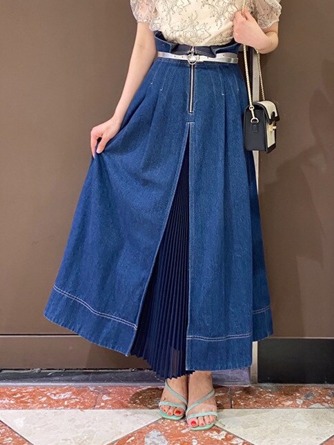 ブラウン系のサンダルを着用したレディースの夏コーディネートの5枚目の写真