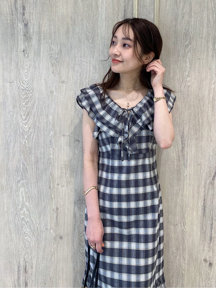 ブラウン系のパンプス、その他のワンピース、ブラック系のトートバッグを着用したレディースの春コーディネートの3枚目の写真