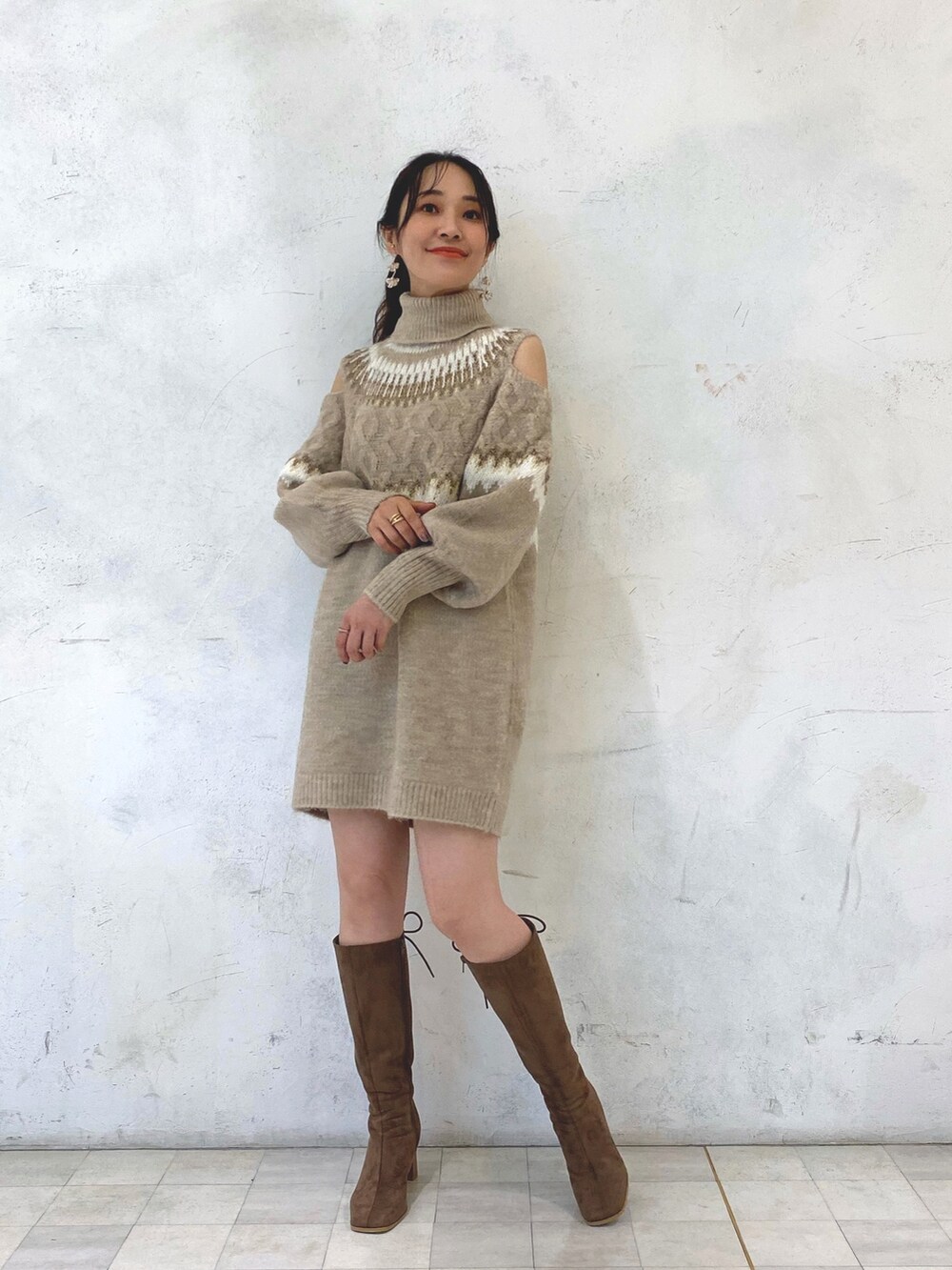 ブラウン系のブーツ、ベージュ系のニット/セーター、ベージュ系のニット/セーターを着用したレディースの秋コーディネートの2枚目の写真