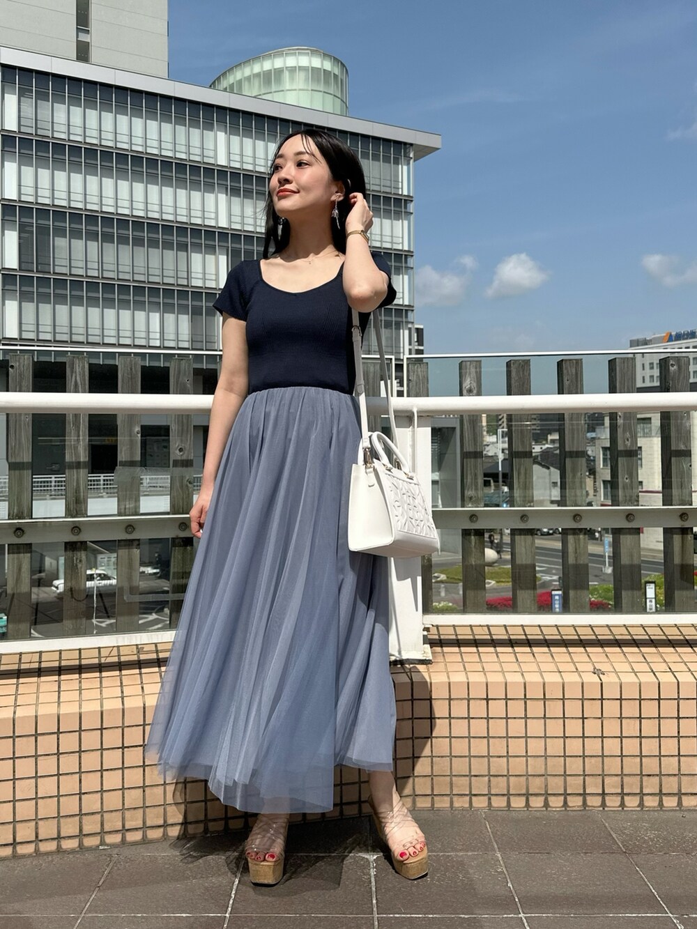 その他のサンダル、ホワイト系のショルダーバッグ、ブルー系のワンピースを着用したレディースの春コーディネートの2枚目の写真