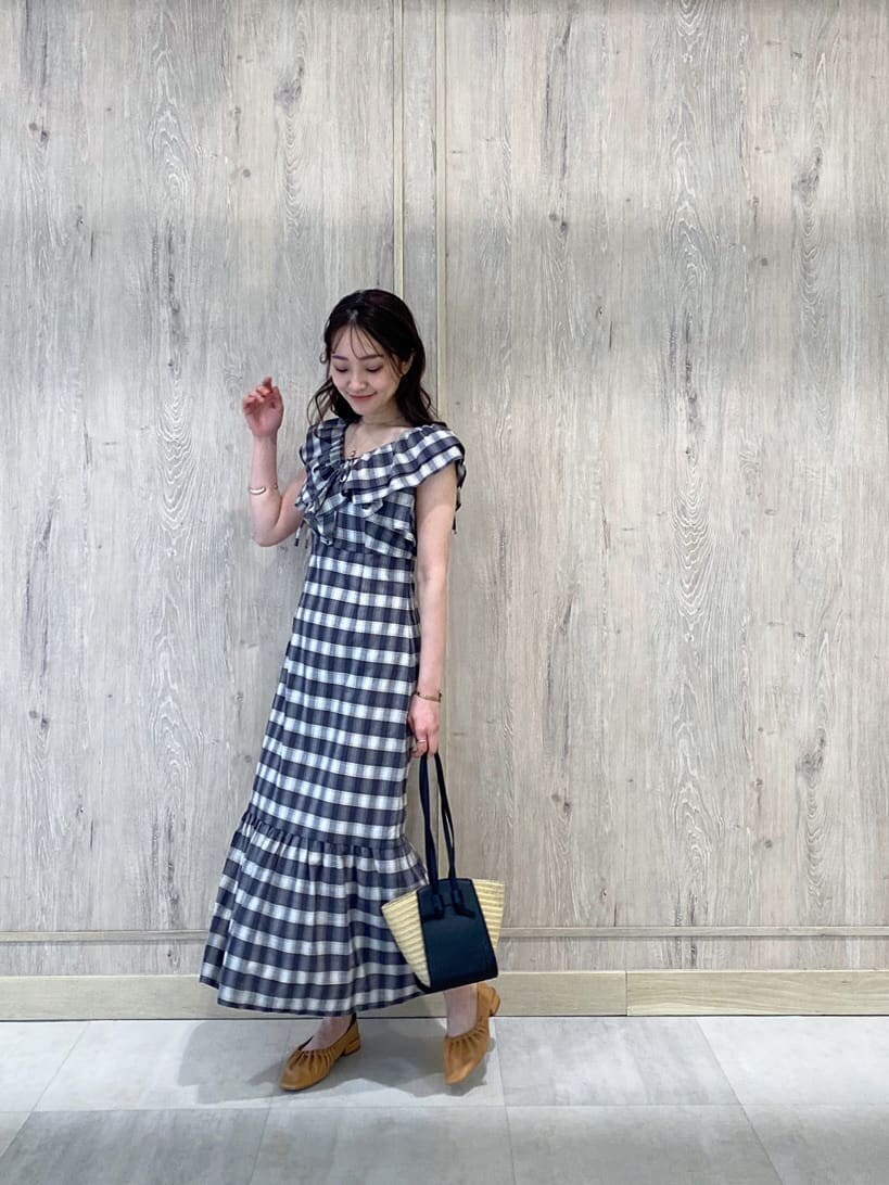 ブラウン系のパンプス、その他のワンピース、ブラック系のトートバッグを着用したレディースの春コーディネートの2枚目の写真