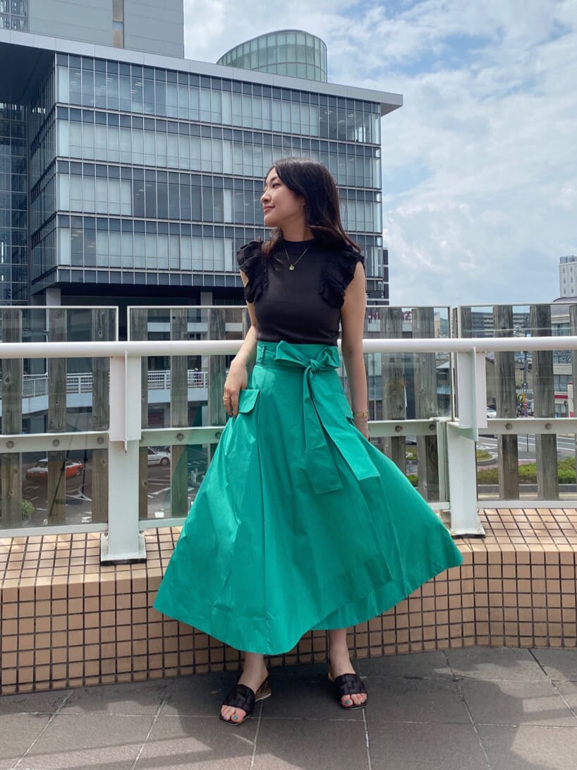 ブラウン系のサンダル、グリーン系のスカート、グレー系のワンピースを着用したレディースの夏コーディネートの2枚目の写真