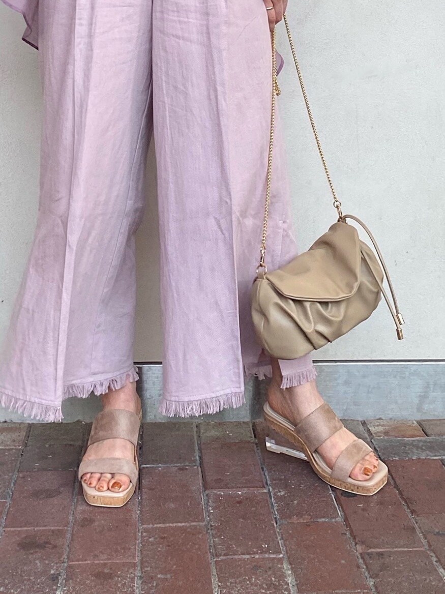 パープル系のシャツ/ブラウス、ピンク系のその他パンツ、ベージュ系のサンダルを着用したレディースの春コーディネートの4枚目の写真