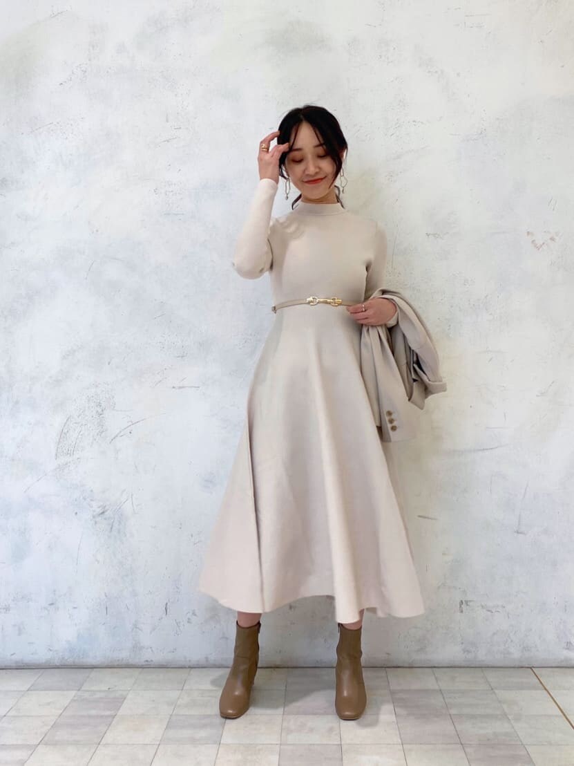 ベージュ系のブーツ、ベージュ系のテーラードジャケット、ホワイト系のワンピースを着用したレディースの秋コーディネートの7枚目の写真