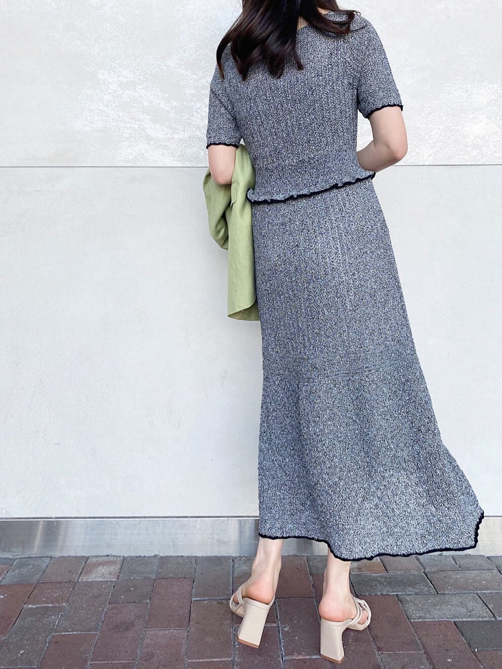 ブラック系のTシャツ/カットソー、イエロー系のテーラードジャケット、その他のワンピースを着用したレディースの春コーディネートの5枚目の写真