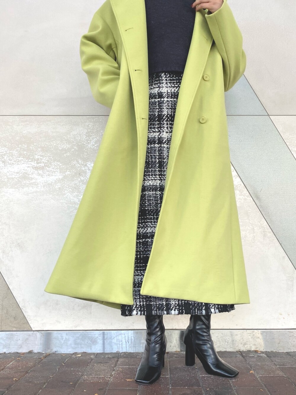 ブラック系のブーツ、グリーン系のステンカラーコート、グリーン系のステンカラーコートを着用したレディースの秋コーディネートの6枚目の写真
