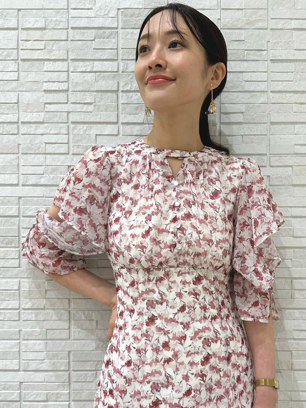 その他のサンダル、ピンク系のワンピース、ホワイト系のハンドバッグを着用したレディースの春コーディネートの7枚目の写真