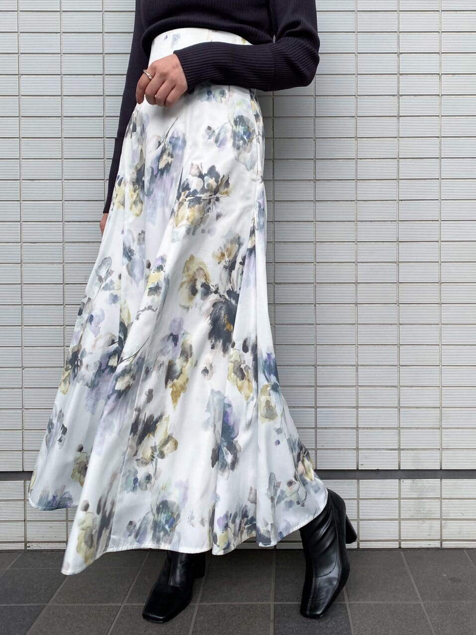 ブラック系のブーツ、グレー系のニット/セーター、ホワイト系のスカートを着用したレディースの秋コーディネートの8枚目の写真