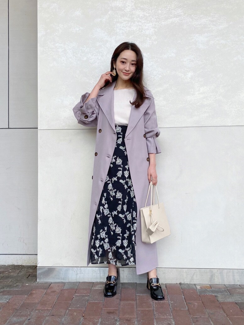 ブラック系のローファー、ブラウン系のトレンチコート、ベージュ系のトートバッグを着用したレディースの冬コーディネートの5枚目の写真