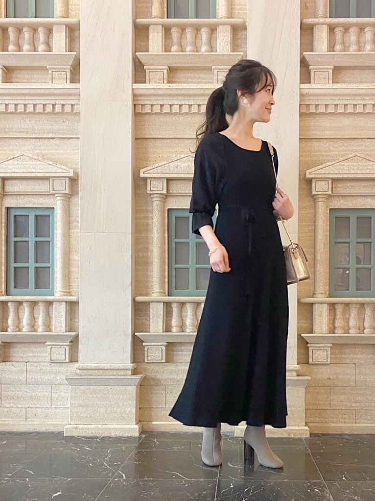 ブラック系のワンピース、その他のイヤリング、その他のストール/ショールを着用したレディースの冬コーディネートの4枚目の写真