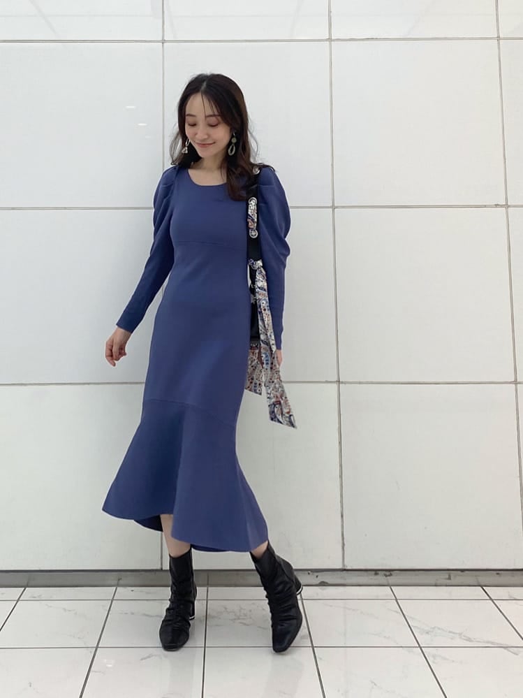 ブラック系のその他シューズ、ブラック系のブルゾン、パープル系のワンピースを着用したレディースの冬コーディネートの5枚目の写真