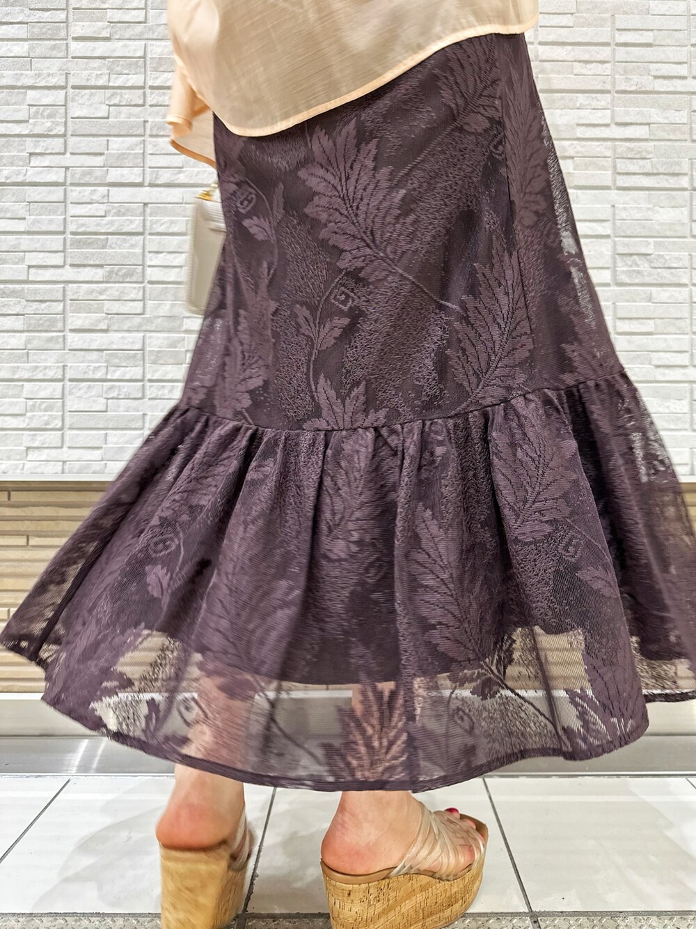 「MERCURYDUO(MERCURYDUO)、MERCURYDUO、マーキュリーデュオ(MERCURYDUO)、マーキュリーデュオ、キャミワンピース、ブラウンコーデ、シアーシャツ、オレンジコーデ、キャミワンピ、お出かけコーデ、イエベ」｜「MERCURYDUOのクリアチューブウェッジサンダル（サンダル、その他）」を使った、村岡愛美さん（レディース・162cm）の春コーディネートの10枚目の写真
