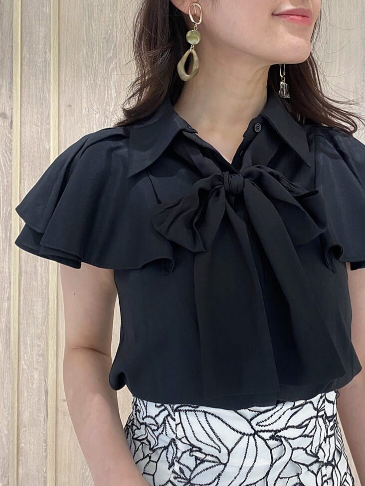 ブラック系のTシャツ/カットソー、ブラウン系のパンプス、ホワイト系のハンドバッグを着用したレディースの春コーディネートの5枚目の写真