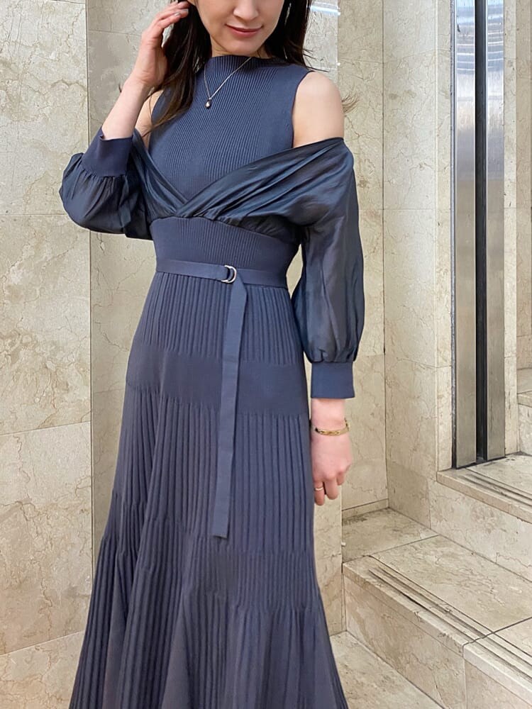 ブルー系のワンピース、ブラック系のその他シューズ、ブルー系のカチューシャを着用したレディースの冬コーディネートの4枚目の写真