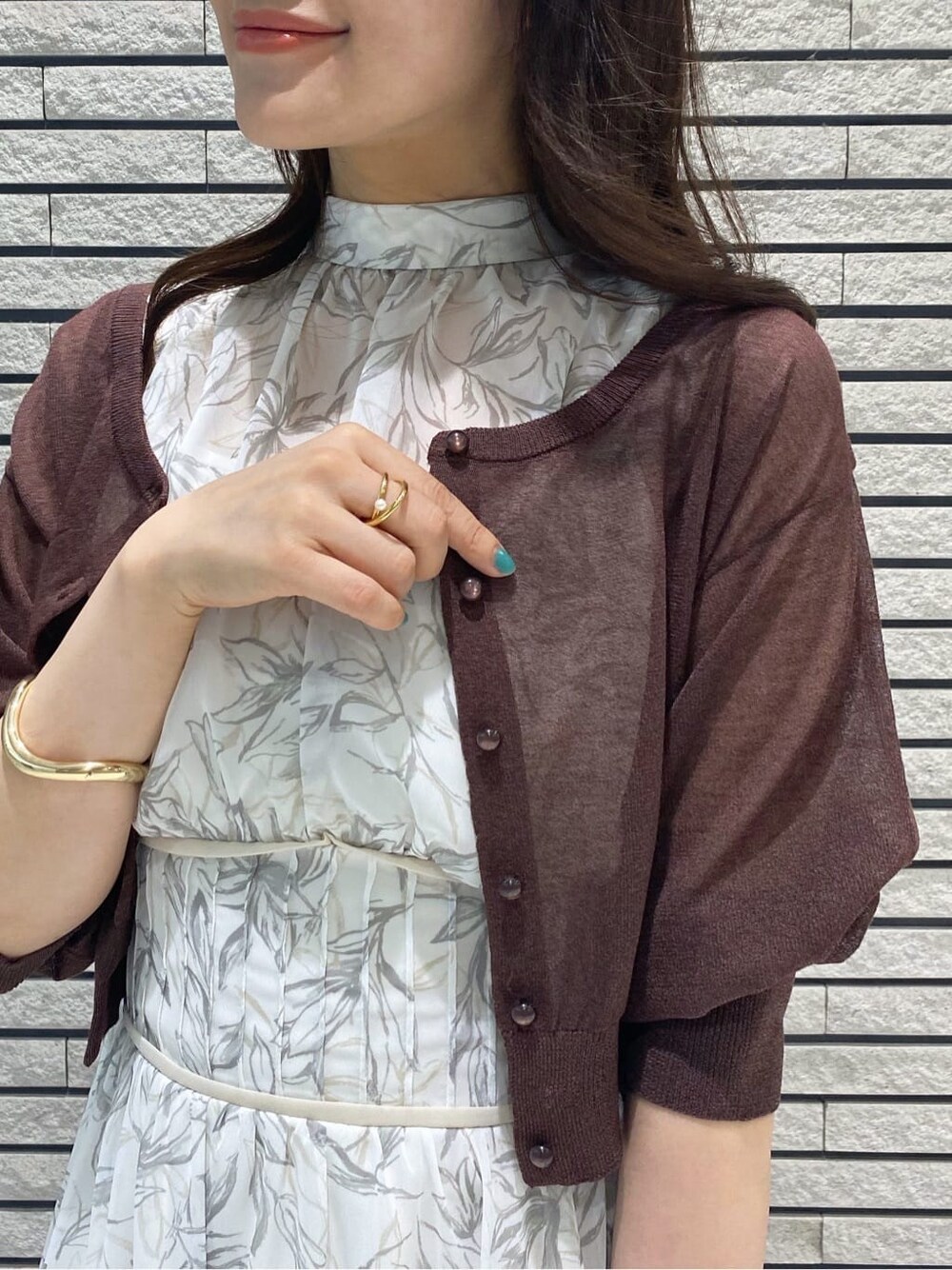 ピンク系のショルダーバッグ、ホワイト系のサンダル、ブラウン系のカーディガン/ボレロを着用したレディースの夏コーディネートの3枚目の写真