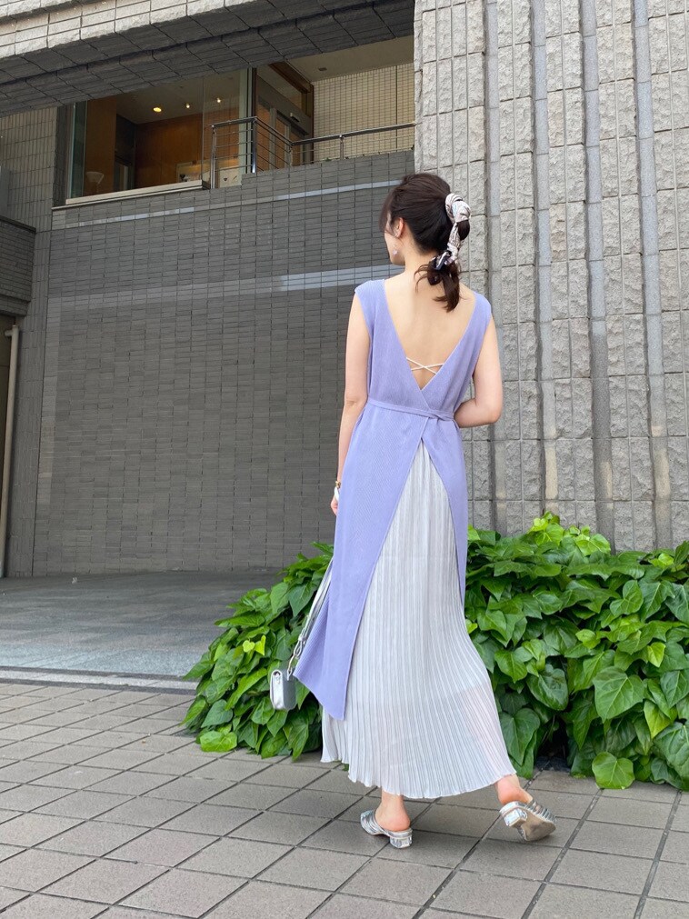 シルバー系のサンダル、ホワイト系のTシャツ/カットソー、ブルー系のワンピースを着用したレディースの春コーディネートの2枚目の写真