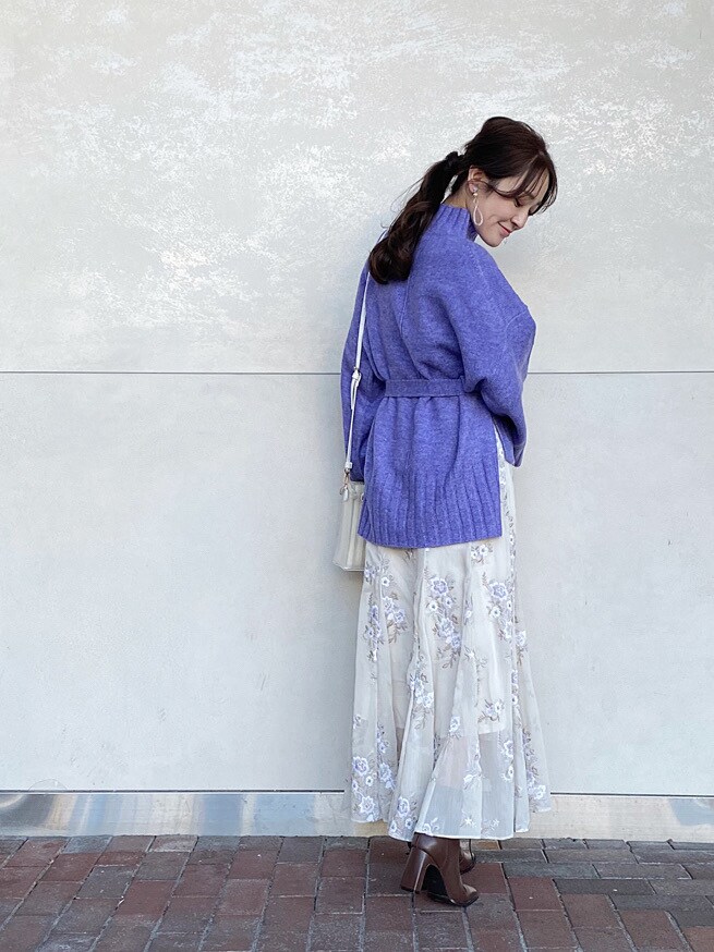 その他のイヤリングを着用したレディースの秋コーディネートの3枚目の写真