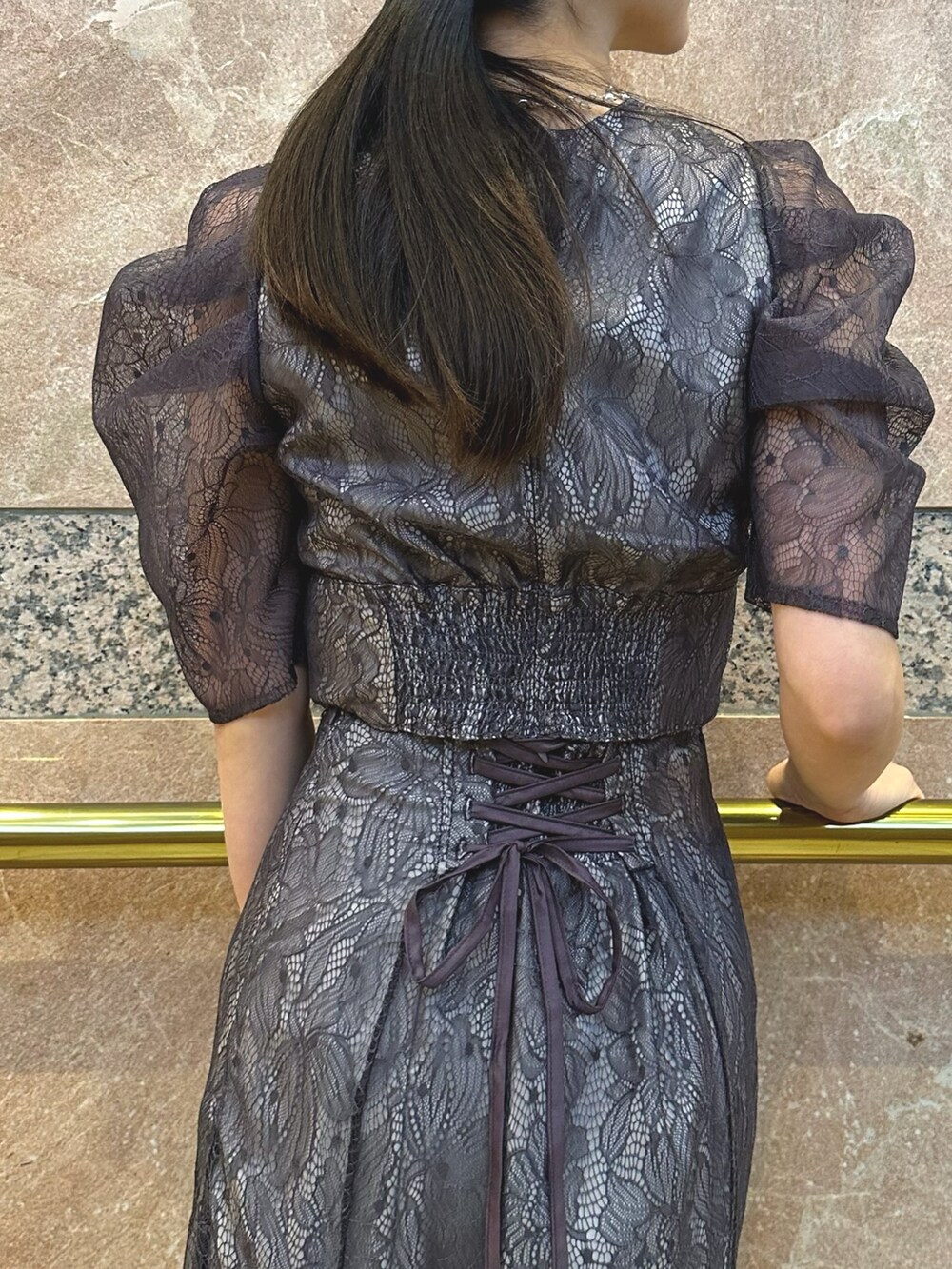 パープル系のシャツ/ブラウス、シルバー系のハンドバッグ、シルバー系のパンプスを着用したレディースの冬コーディネートの7枚目の写真