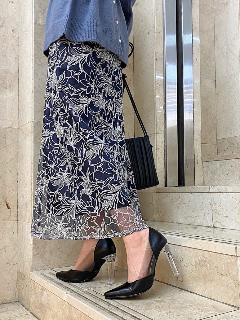 ピンク系のチェスターコート、ブラック系のパンプス、ブラック系のハンドバッグを着用したレディースの秋コーディネートの10枚目の写真