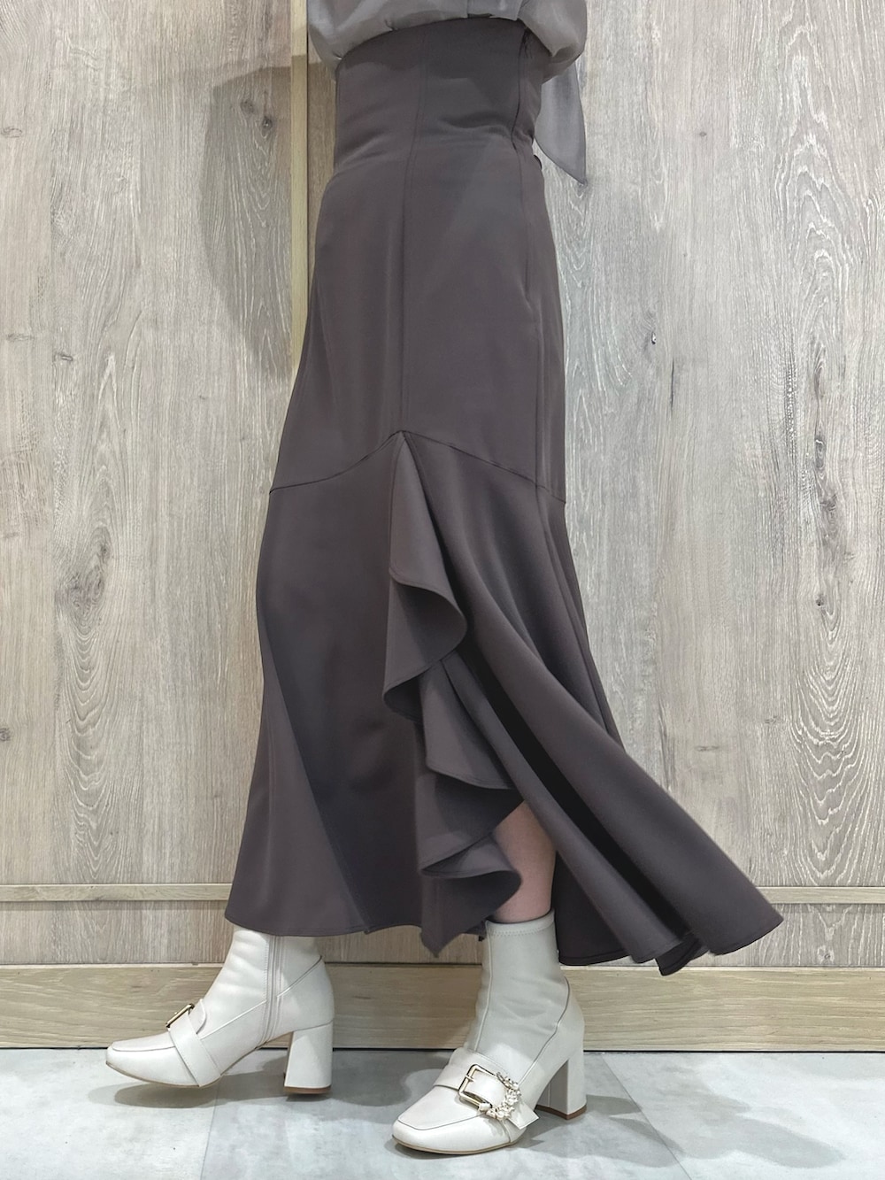 グレー系のシャツ/ブラウス、ホワイト系のブーツ、ブラウン系のテーラードジャケットを着用したレディースの冬コーディネートの9枚目の写真