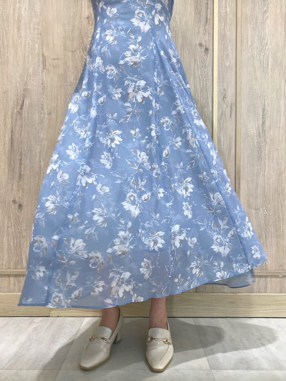 ブルー系のワンピース、ピンク系のライダースジャケット、ホワイト系のローファーを着用したレディースの冬コーディネートの9枚目の写真