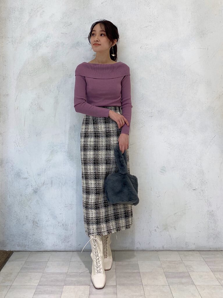 グリーン系のブルゾン、ピンク系のニット/セーター、ホワイト系のブーツを着用したレディースの秋コーディネートの8枚目の写真