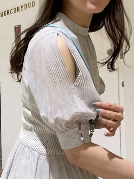 その他のサンダル、ホワイト系のワンピース、グリーン系のショルダーバッグを着用したレディースの夏コーディネートの5枚目の写真