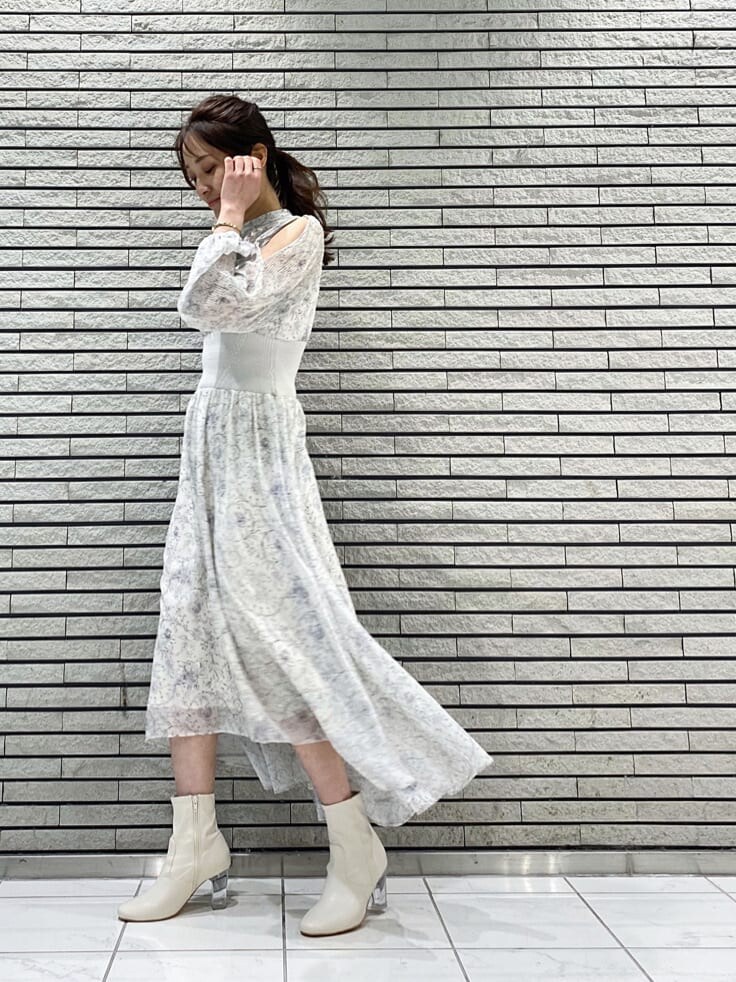 ブルー系のトレンチコート、ホワイト系のワンピース、ホワイト系のその他シューズを着用したレディースの冬コーディネートの7枚目の写真