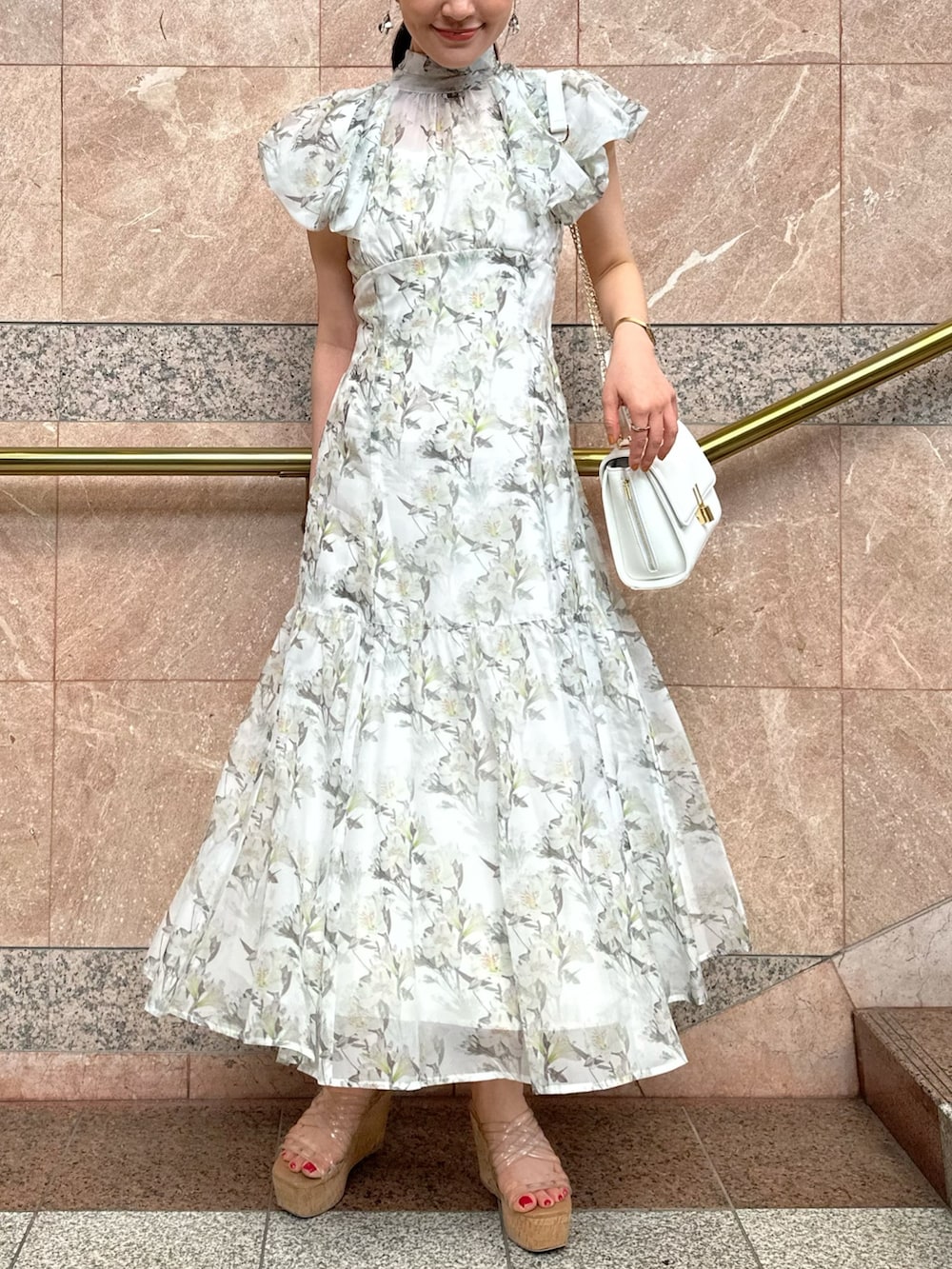 その他のサンダル、ホワイト系のチューブトップ、ホワイト系のワンピースを着用したレディースの春コーディネートの3枚目の写真