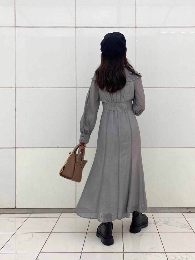 ブラック系のブーツ、ブラウン系のハンドバッグ、ブラック系のワンピースを着用したレディースの夏コーディネートの8枚目の写真