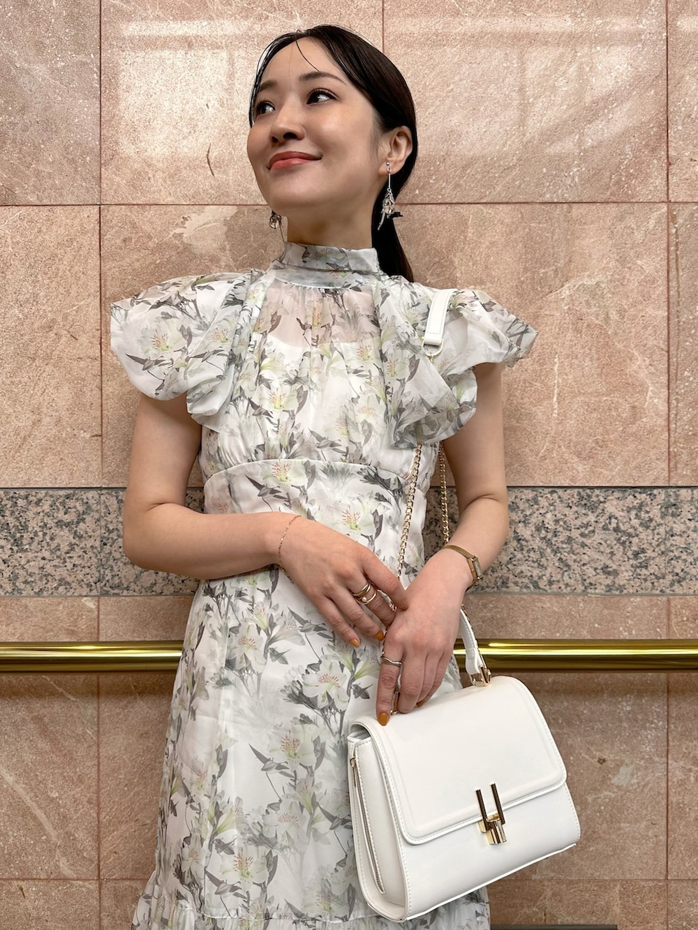 その他のサンダル、ホワイト系のチューブトップ、ホワイト系のワンピースを着用したレディースの春コーディネートの5枚目の写真