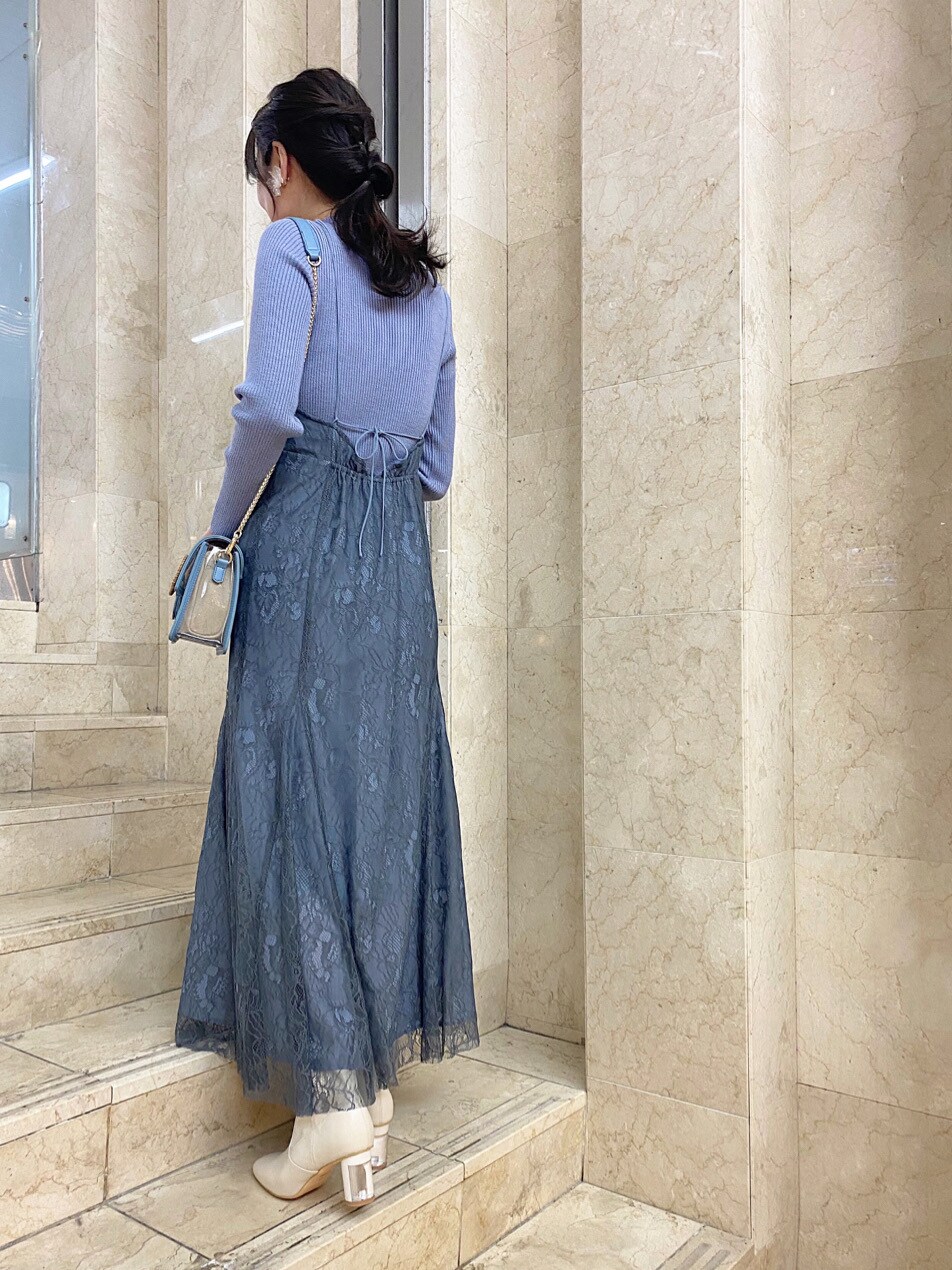 ホワイト系のブーツ、その他のイヤリングを着用したレディースの冬コーディネートの4枚目の写真