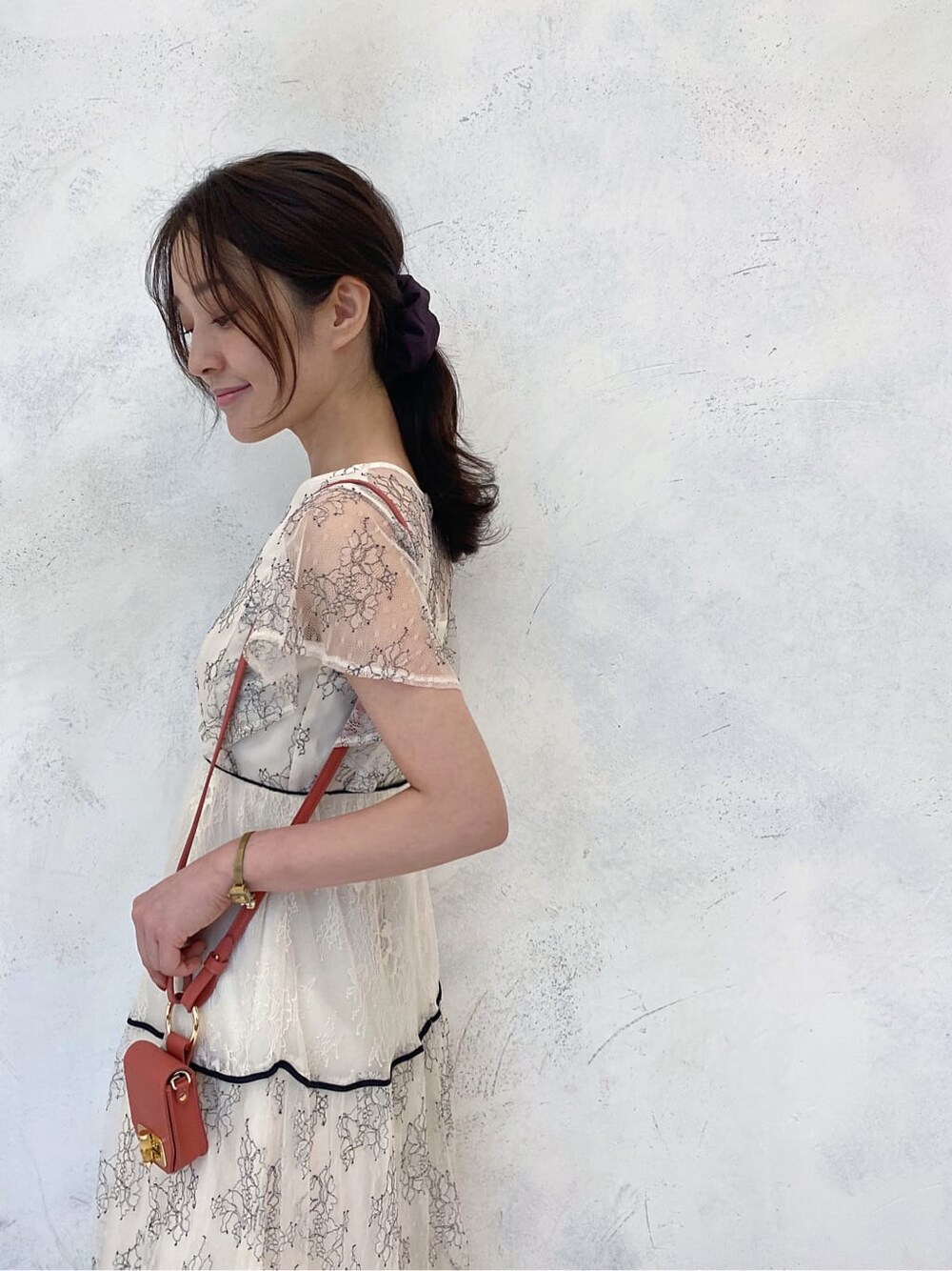 ベージュ系のTシャツ/カットソー、ホワイト系のワンピース、ブラウン系のサンダルを着用したレディースの夏コーディネートの5枚目の写真