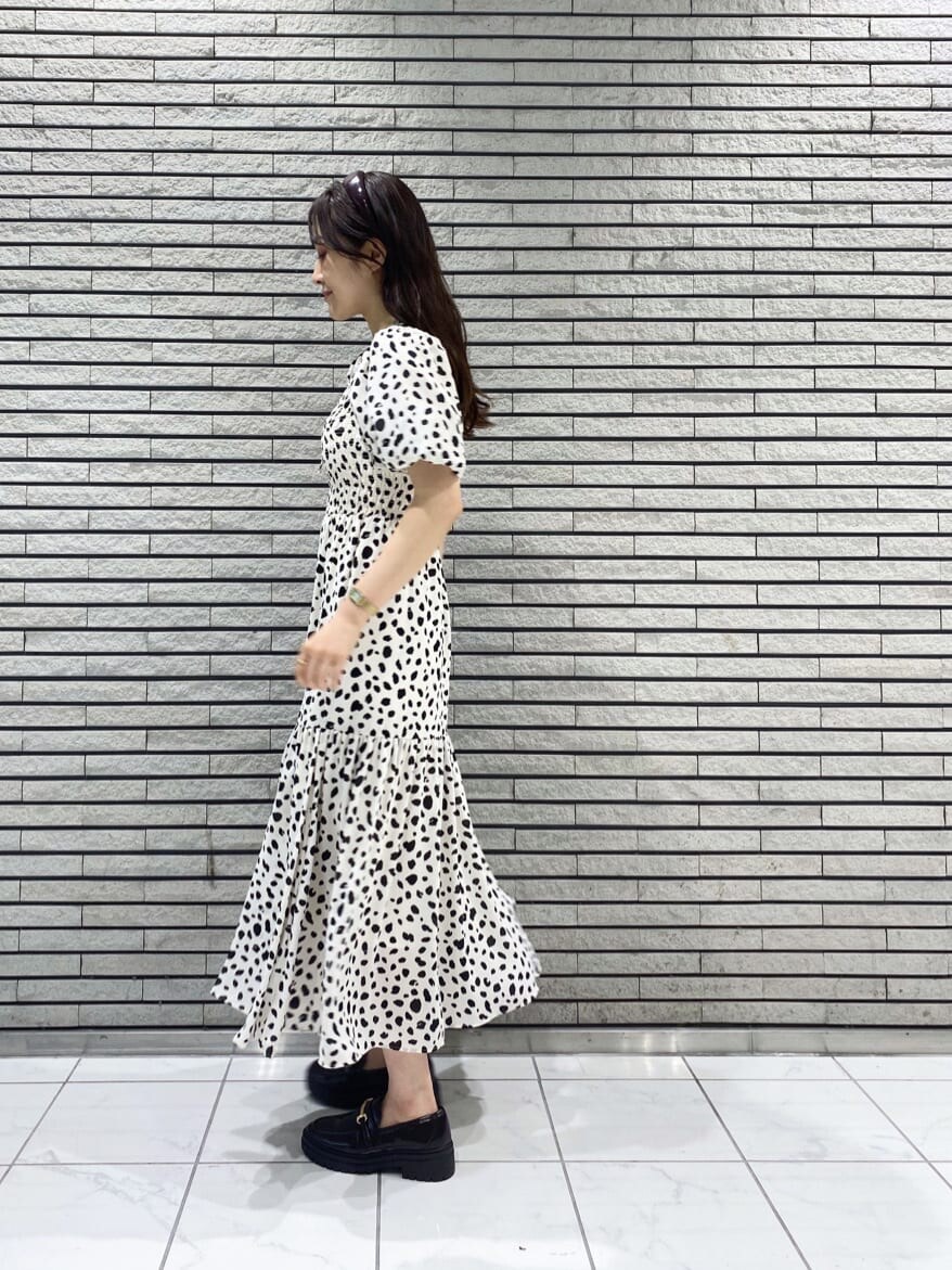 ブラウン系のローファー、ホワイト系のワンピースを着用したレディースの夏コーディネートの3枚目の写真