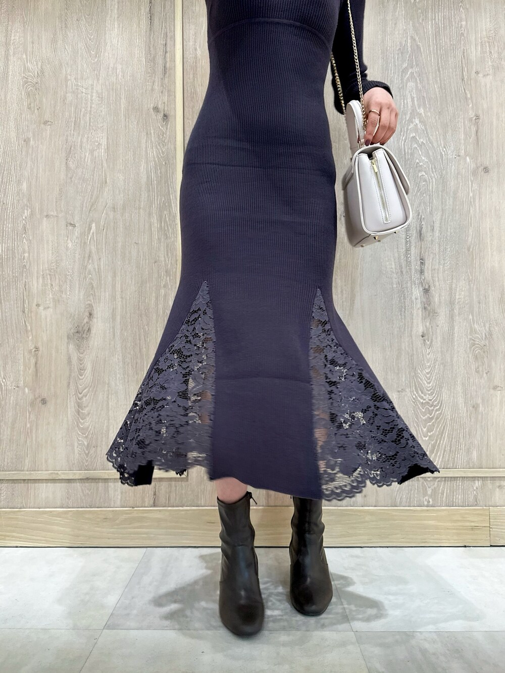 ブラウン系のブーツ、グレー系のワンピース、ピンク系のショルダーバッグを着用したレディースの冬コーディネートの9枚目の写真