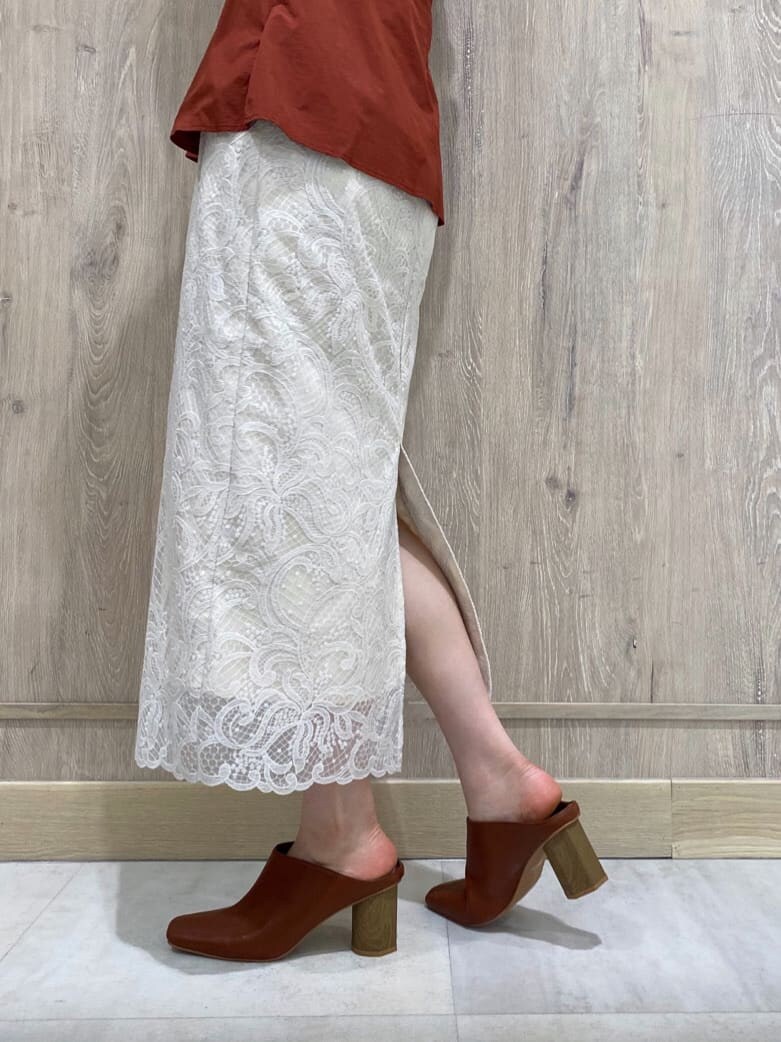 ベージュ系のキャミソール、ブラウン系のサンダル、ブラウン系のシャツ/ブラウスを着用したレディースの夏コーディネートの8枚目の写真