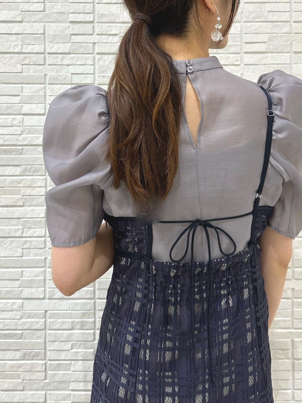 パープル系のワンピース、その他のサンダル、シルバー系のイヤリングを着用したレディースの夏コーディネートの6枚目の写真