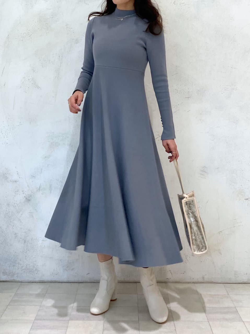 ホワイト系のその他シューズ、ベージュ系のハンドバッグ、ブルー系のワンピースを着用したレディースの秋コーディネートの5枚目の写真