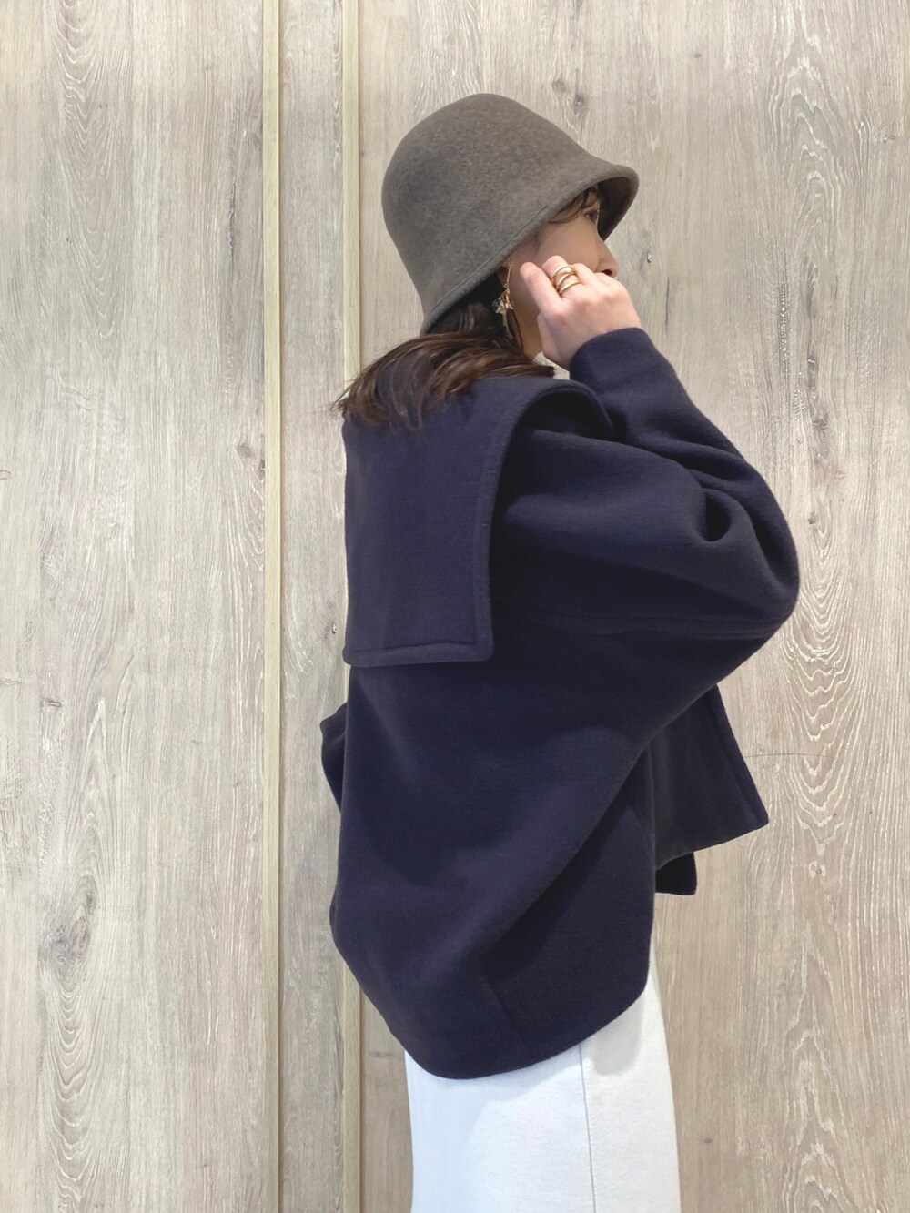 ベージュ系のブーツ、パープル系のその他アウター、ホワイト系のキャミソールを着用したレディースの冬コーディネートの7枚目の写真