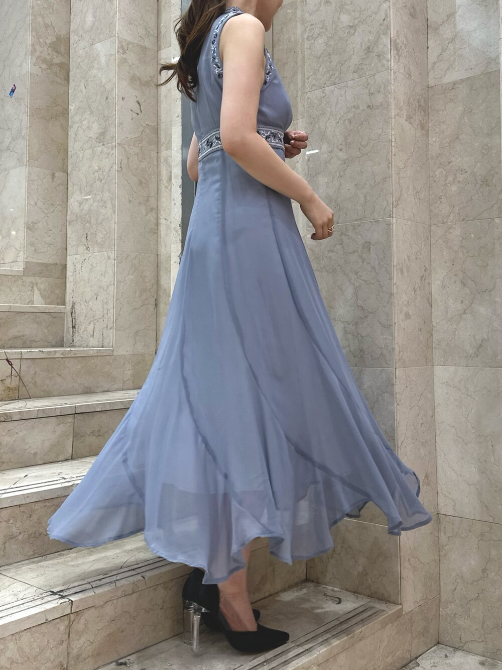 ブラック系のパンプス、ブルー系のドレス、シルバー系のイヤリングを着用したレディースの夏コーディネートの3枚目の写真