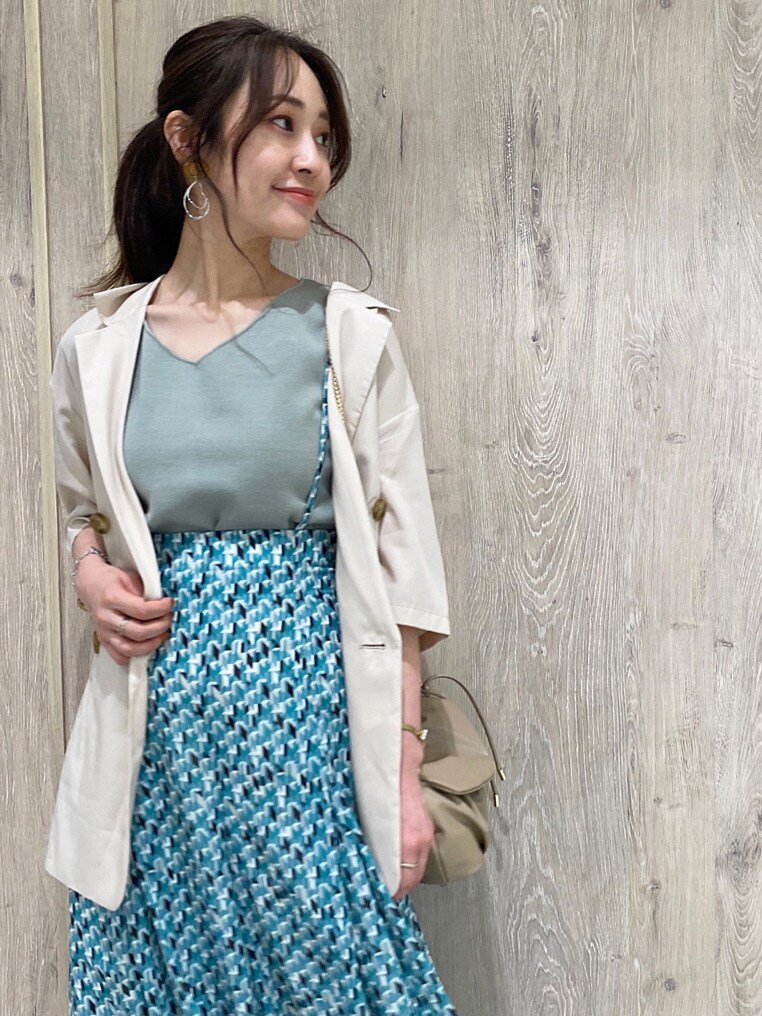 ホワイト系のキャミソール、ベージュ系のテーラードジャケット、ベージュ系のサンダルを着用したレディースの春コーディネートの5枚目の写真