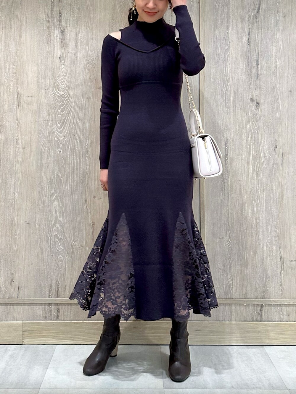 ブラウン系のブーツ、グレー系のワンピース、ピンク系のショルダーバッグを着用したレディースの冬コーディネートの2枚目の写真