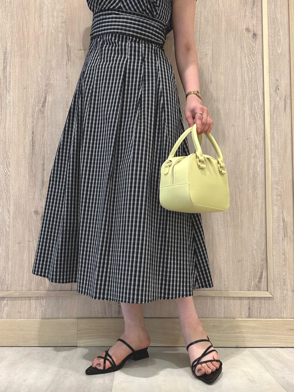 ブラック系のサンダル、その他のワンピース、ホワイト系のチューブトップを着用したレディースの春コーディネートの9枚目の写真