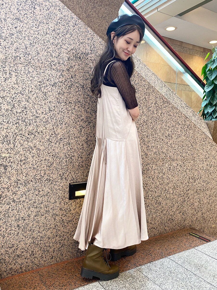 「MERCURYDUO、マーキュリーデュオ、新作、キレイめ、トレンド、大人フェミニン、お出かけ、夏コーデ、カジュアル、秋先取り、ワークブーツ、ブーツ、キャミワンピース、ワンピース、ベレー帽」｜「MERCURYDUOのフェイクレザーベレー（ハンチング/ベレー帽、ブラウン系）」を使った、村岡愛美さん（レディース・162cm）の夏コーディネートの3枚目の写真