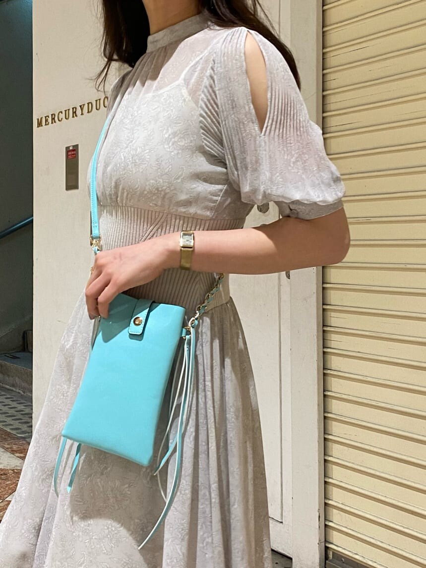 その他のサンダル、ホワイト系のワンピース、グリーン系のショルダーバッグを着用したレディースの夏コーディネートの4枚目の写真