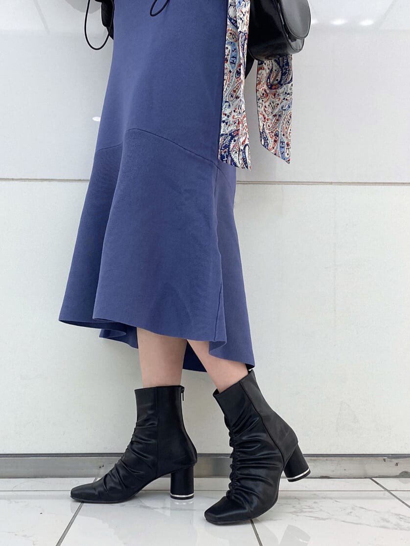 ブラック系のその他シューズ、ブラック系のブルゾン、パープル系のワンピースを着用したレディースの冬コーディネートの10枚目の写真