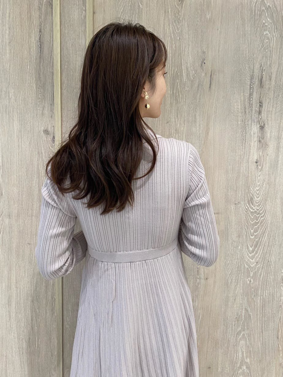 ホワイト系のその他シューズ、ピンク系のチェスターコート、ベージュ系のワンピースを着用したレディースの秋コーディネートの8枚目の写真